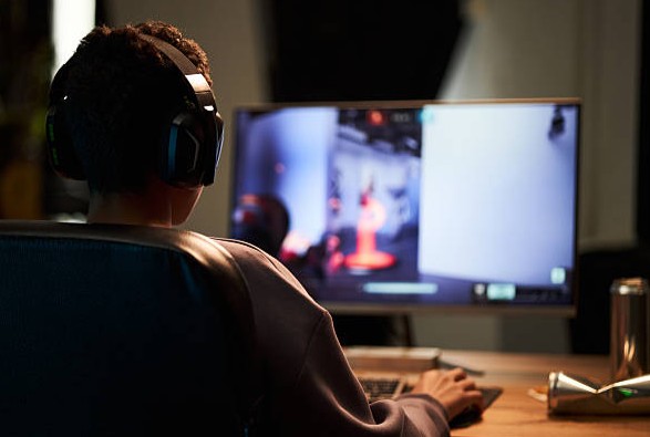 Why Online Gaming Platforms Focus on Community Features